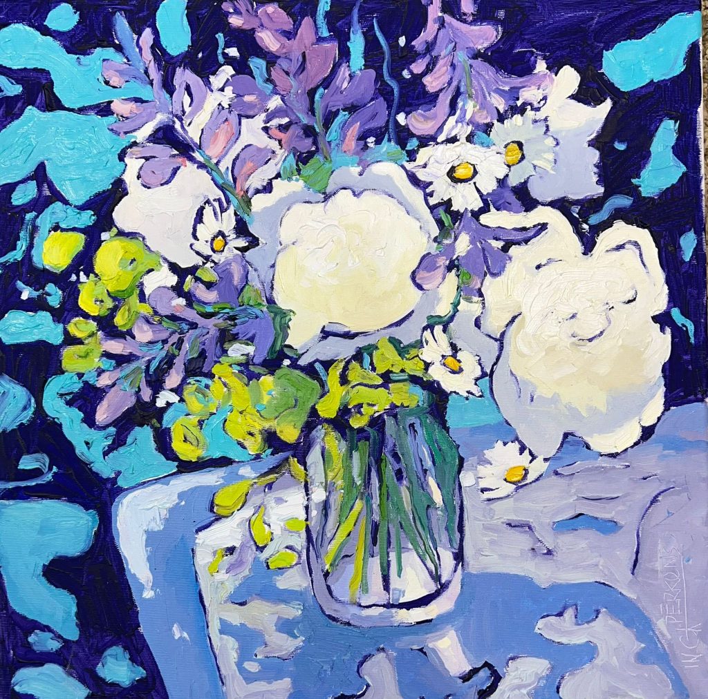 Baltās peonijas ar margrietiņām